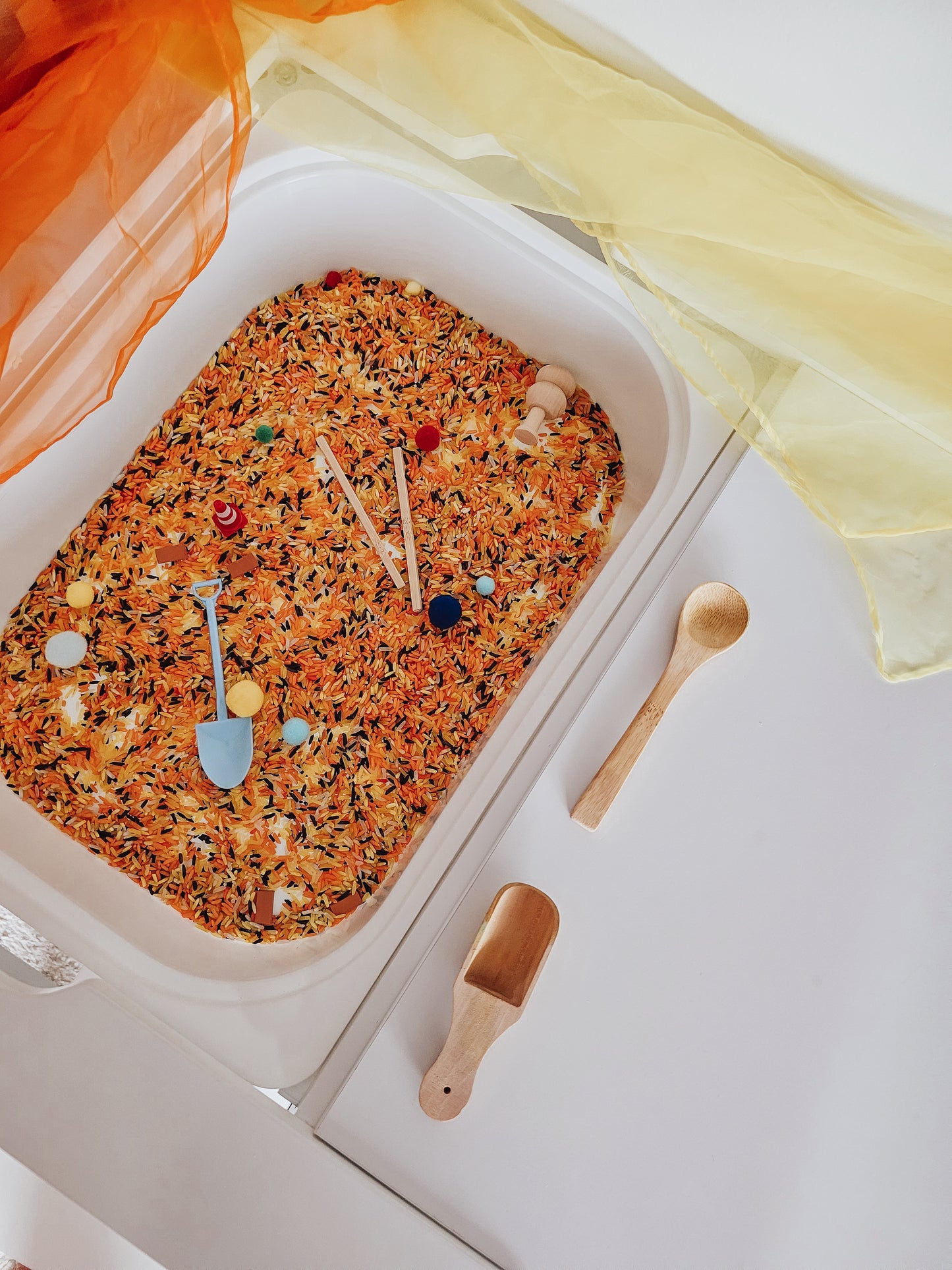 CONTRUCTION Sensory Scene - Pour and play