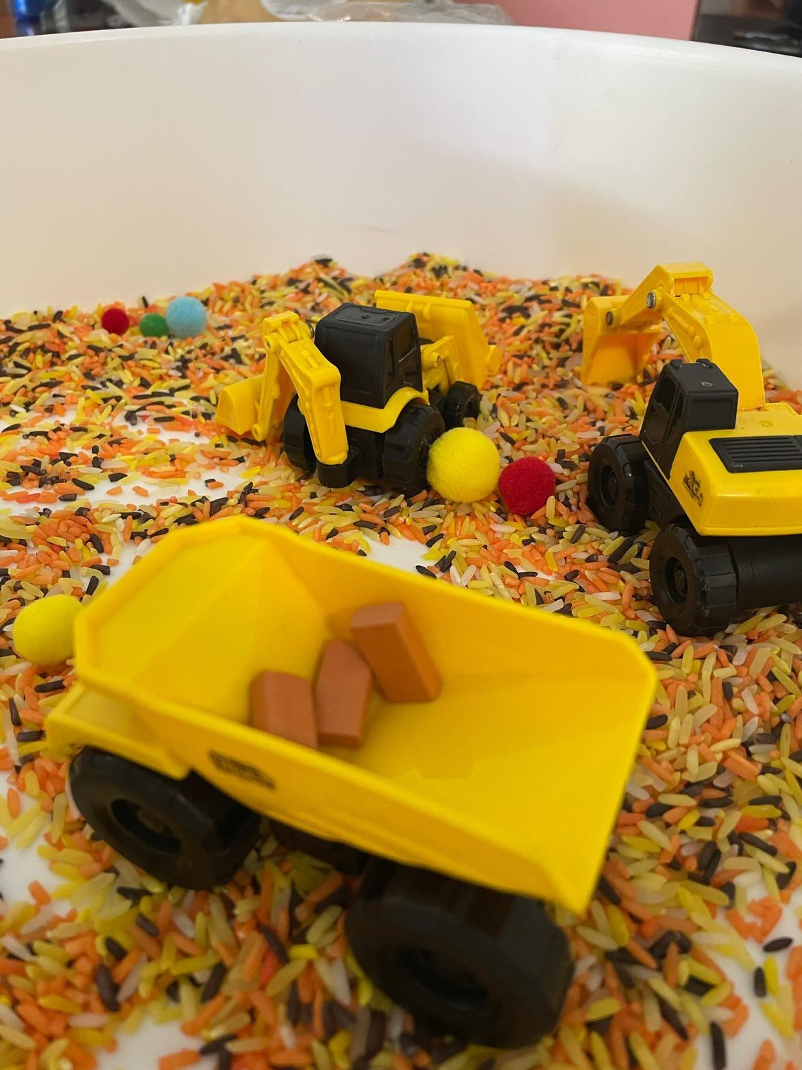 CONTRUCTION Sensory Scene - Pour and play